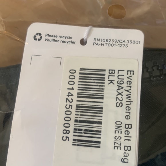 Lululemon Everywhere Belt Bag black with silver hardware - Picture 3 of 7